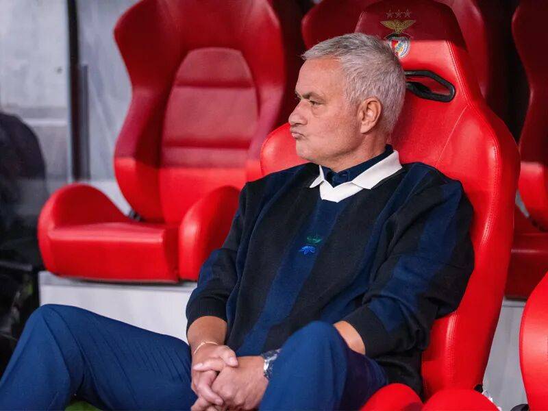 2-0晋级暗藏危机！穆帅罕见认怂，本菲卡一软肋恐遭英超豪门血洗